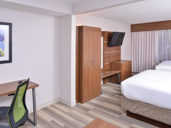 Holiday Inn Express Hotel & Suites Indianapolis Dtn-Conv Ctr, an IHG Hotel : photo 3 de la chambre suite avec 2 lits queen-size et canapé-lit