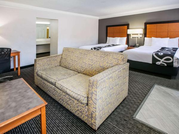 La Quinta Inn by Wyndham Dallas Uptown : photo 7 de la chambre chambre exécutive avec 2 lits doubles