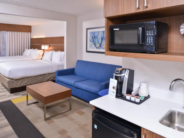 Holiday Inn Express Hotel & Suites Indianapolis Dtn-Conv Ctr, an IHG Hotel : photo 6 de la chambre suite avec 2 lits queen-size et canapé-lit