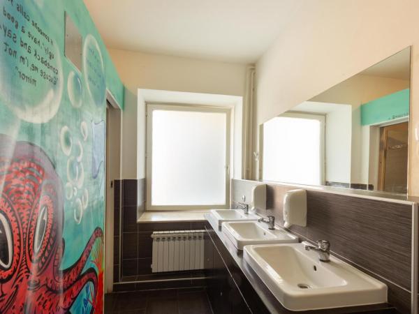 Whole Wide World Hostel : photo 1 de la chambre chambre lits jumeaux avec salle de bains commune