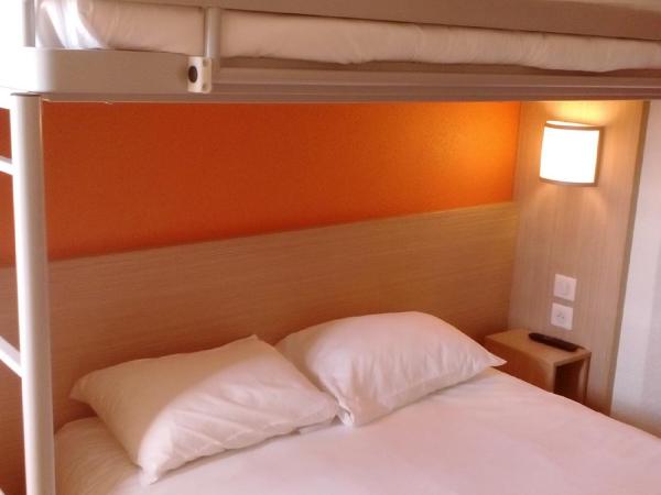 Premiere Classe Belfort : photo 5 de la chambre chambre triple (1 lit double et 1 lit simple)