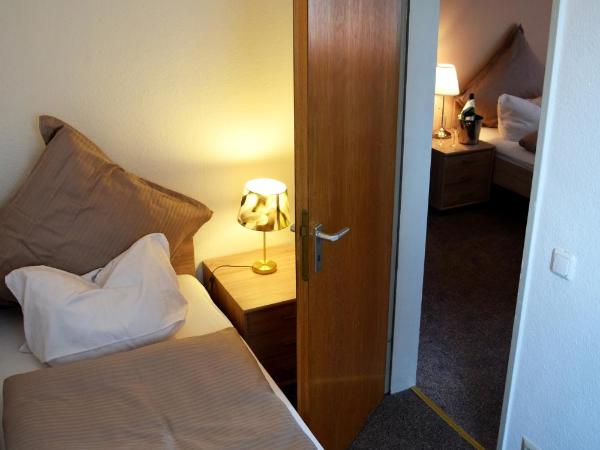 Hotel- Restaurant Kerzan´s : photo 3 de la chambre chambre triple avec salle de bains