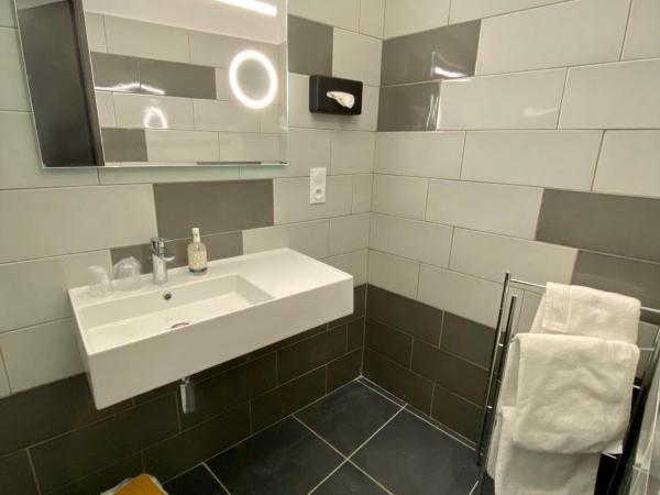 Hotel Courbet : photo 2 de la chambre chambre double ou lits jumeaux - vue partielle sur mer