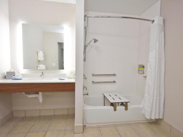Holiday Inn Express & Suites - Orlando - Southeast, an IHG Hotel : photo 4 de la chambre chambre avec 2 lits queen-size - baignoire accessible aux personnes à mobilité réduite - non-fumeurs