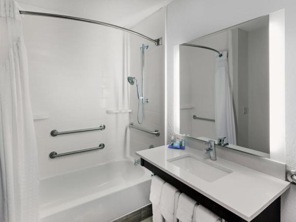 Holiday Inn Express & Suites Houston - Memorial Park Area, an IHG Hotel : photo 1 de la chambre chambre lit king-size standard avec baignoire accessible aux personnes à mobilité réduite - adaptée aux personnes à mobilité réduite