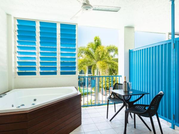 Silkari Lagoons Port Douglas : photo 2 de la chambre chambre d’hôtel avec baignoire spa