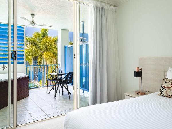 Silkari Lagoons Port Douglas : photo 1 de la chambre chambre d’hôtel avec baignoire spa
