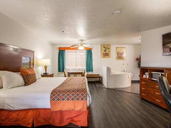 Sandia Peak Inn Old Town ABQ, a Howard Johnson by Wyndham : photo 2 de la chambre suite lit king-size de luxe avec jacuzzi - non-fumeurs