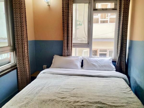 Beehive Hostel Kathmandu : photo 2 de la chambre chambre double avec salle de bains privative