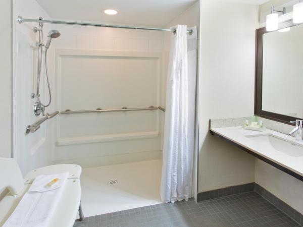 Holiday Inn Hotel & Suites Red Deer, an IHG Hotel : photo 4 de la chambre standard queen room with two queen beds and mobility accessible roll-in shower