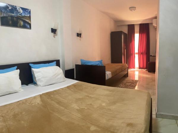 Hotel Métropole Résidence : photo 3 de la chambre chambre triple avec salle de bains privative