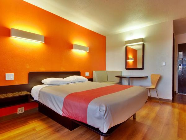 Motel 6 Dallas - Fair Park : photo 5 de la chambre chambre lit king-size - accessible aux personnes à mobilité réduite - non-fumeurs