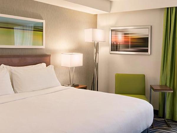 Holiday Inn Winnipeg - Airport West, an IHG Hotel : photo 1 de la chambre chambre lit king-size premium