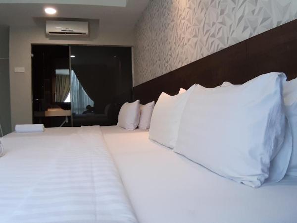 MIICO Hotel @ Mount Austin : photo 4 de la chambre family room with window (king+single)