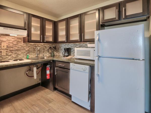 Staybridge Suites Albuquerque North, an IHG Hotel : photo 1 de la chambre studio accessible aux personnes à mobilité réduite avec lit king-size - douche à l'italienne - non-fumeurs