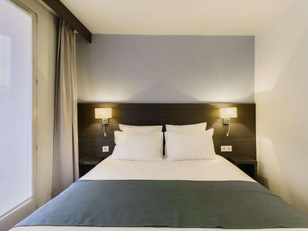 Kyriad Lille Gare - Grand Palais : photo 3 de la chambre chambre avec 1 lit double et 2 lits simples