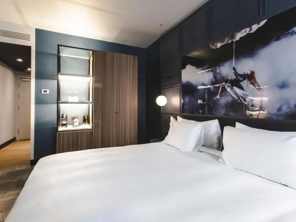 Radisson Blu Hotel, Madrid Prado : photo 3 de la chambre chambre premium avec balcon - vue sur place