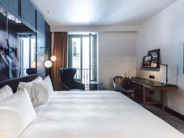 Radisson Blu Hotel, Madrid Prado : photo 1 de la chambre chambre premium avec balcon - vue sur place