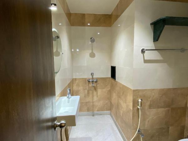 Shivam Hotels : photo 1 de la chambre chambre deluxe avec 2 lits queen-size