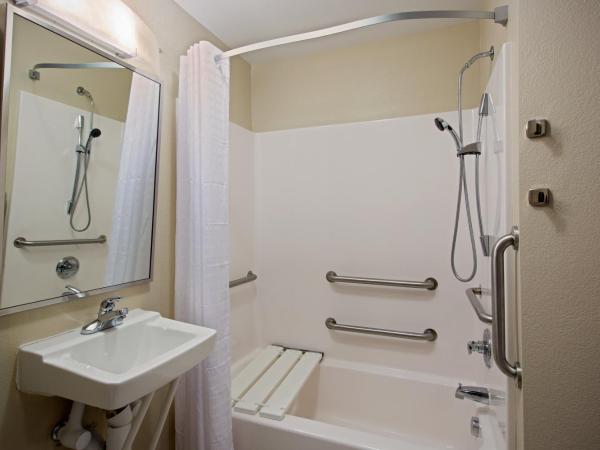 Candlewood Suites Indianapolis Northwest, an IHG Hotel : photo 1 de la chambre hébergement 1 chambre avec 2 lits queen-size et baignoire accessible aux personnes à mobilité réduite - non-fumeurs