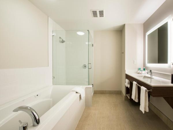 Holiday Inn Express & Suites Victoria-Colwood, an IHG Hotel : photo 1 de la chambre suite deluxe avec lit king-size