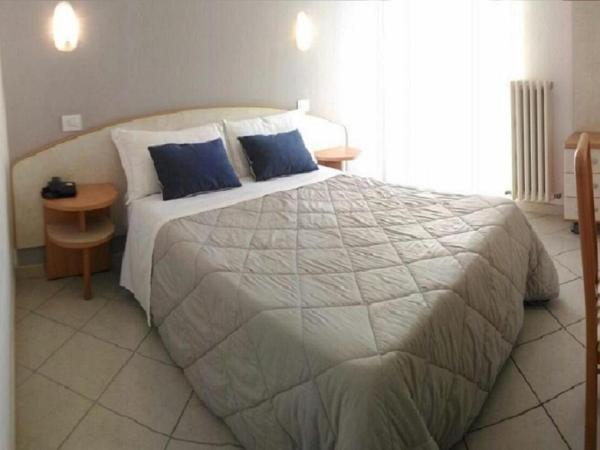 Hotel Prestige : photo 3 de la chambre chambre double avec terrasse - vue sur jardin