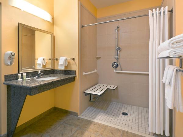 Staybridge Suites Tucson Airport, an IHG Hotel : photo 2 de la chambre studio lit queen-size avec douche accessible en fauteuil roulant - accessible aux personnes à mobilité réduite - non-fumeurs