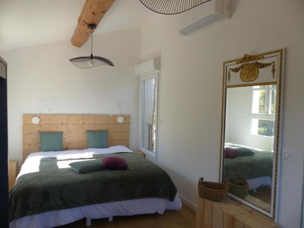la pause nimoise : photo 3 de la chambre chambre double ou lits jumeaux supérieure avec terrasse
