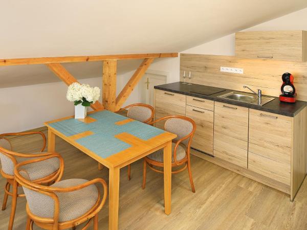 Hotel Garni Villa Areka : photo 2 de la chambre studio lit king-size avec canapé-lit