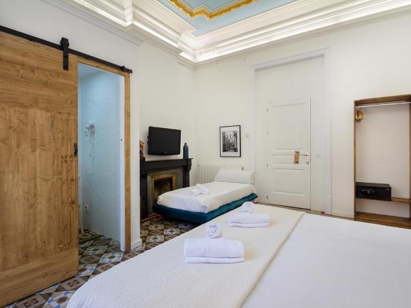 Hostal Girona : photo 4 de la chambre chambre triple supérieure avec balcon