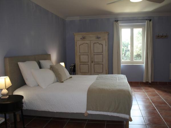 Le Mas Vigneron : photo 2 de la chambre chambre triple - vue sur jardin