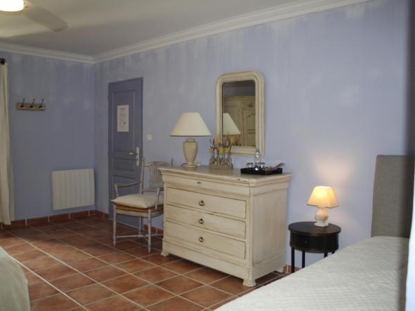 Le Mas Vigneron : photo 5 de la chambre chambre triple - vue sur jardin