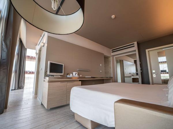 Best Western Plus Net Tower Hotel Padova : photo 1 de la chambre suite lit king-size avec canapé-lit