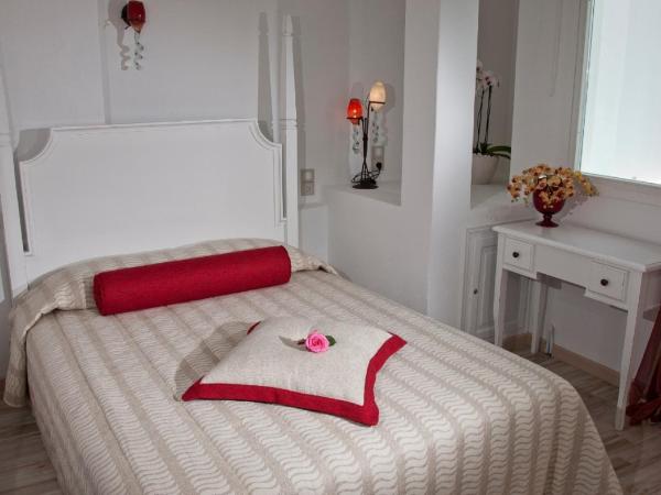 Delfini Villas : photo 2 de la chambre chambre classique avec bain à remous - vue sur caldeira