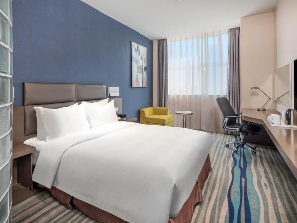 Holiday Inn Express Shenyang North Station, an IHG Hotel : photo 2 de la chambre chambre lit queen-size - vue sur atrium