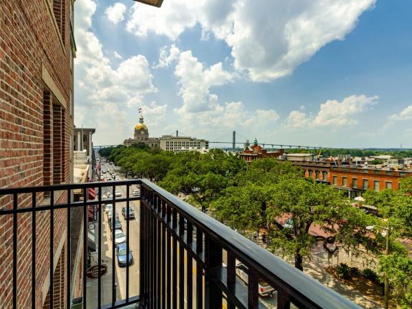 Holiday Inn Express Savannah - Historic District, an IHG Hotel : photo 1 de la chambre chambre avec 2 lits queen-size et balcon - non-fumeurs