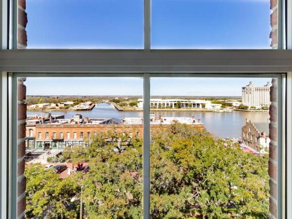 Holiday Inn Express Savannah - Historic District, an IHG Hotel : photo 1 de la chambre chambre lit king-size - vue sur piscine