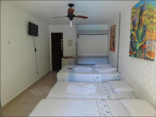 Hotel Tubarão : photo 1 de la chambre chambre quadruple avec balcon