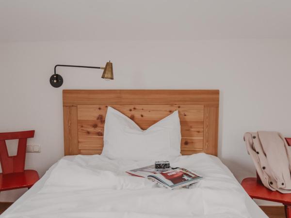 SEEBICHL haus am see Designhotel Kitzbühel : photo 4 de la chambre chambre simple avec petit lit double