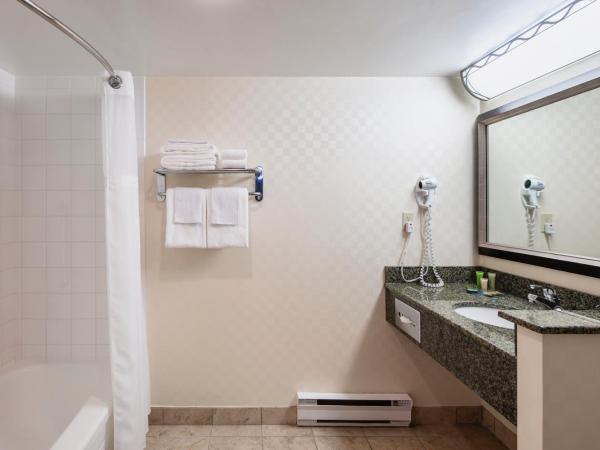 Viscount Gort Hotel, Banquet & Conference Centre : photo 5 de la chambre suite lit king-size