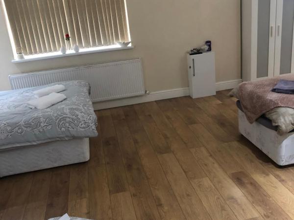 BIG ROOM rusholme WITH TV AND PRIVATE BATHROOM-parking&wifi : photo 9 de la chambre suite familiale deluxe