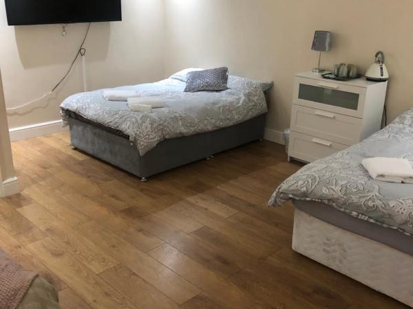 BIG ROOM rusholme WITH TV AND PRIVATE BATHROOM-parking&wifi : photo 10 de la chambre suite familiale deluxe