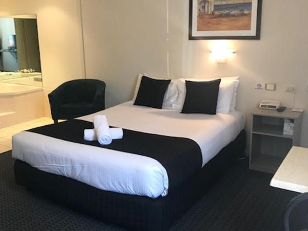 Bay Motel Hotel : photo 2 de la chambre chambre lit queen-size avec baignoire spa