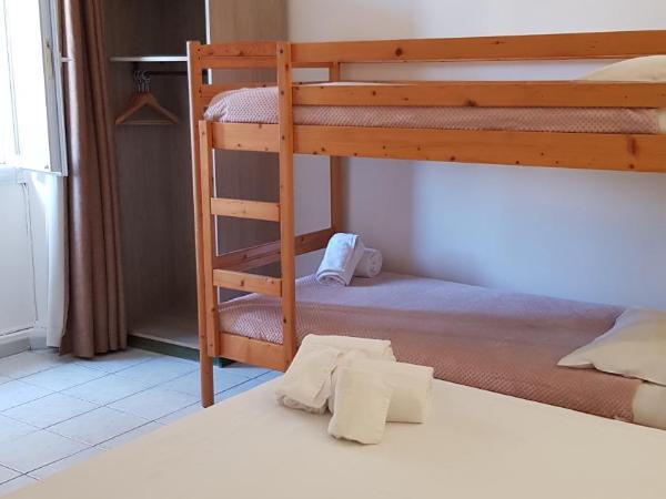 Hôtel Restaurant le Bellevue : photo 2 de la chambre chambre quadruple avec vue sur cour