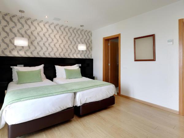 Vila Sao Vicente Boutique (Adults Only) : photo 2 de la chambre chambre lits jumeaux avec balcon - vue sur terres
