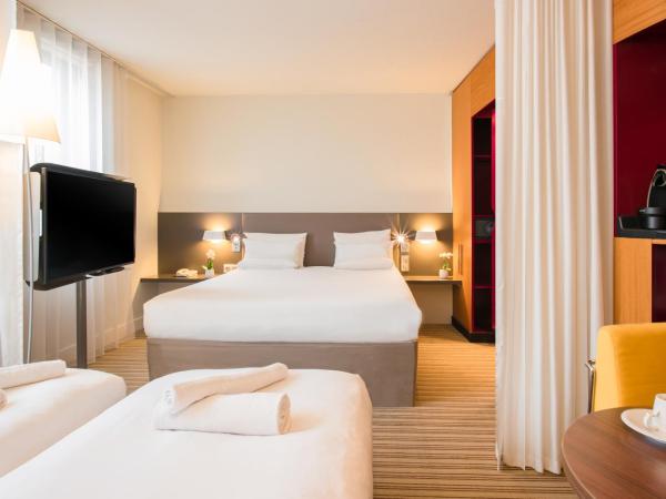 Novotel Suites Cannes Centre : photo 1 de la chambre suite supérieure avec lit queen-size et 2 lits simples 