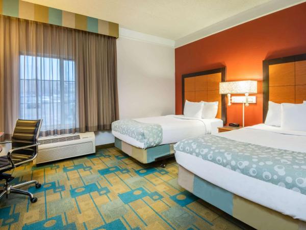 La Quinta by Wyndham Colorado Springs South Airport : photo 3 de la chambre 2 double beds, mobility/hearing impaired accessible room, bathtub w/ grab bars