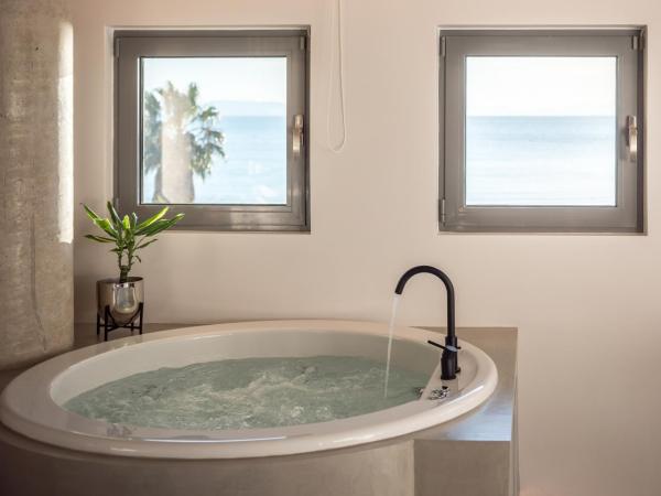 Urban Suites : photo 8 de la chambre suite lit king-size - vue sur mer