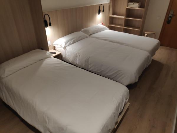 Hostel BESTPRICE Barcelona Stadium : photo 8 de la chambre chambre triple