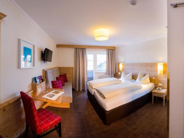 Hotel Garni Entstrasser : photo 1 de la chambre chambre double supérieure avec balcon